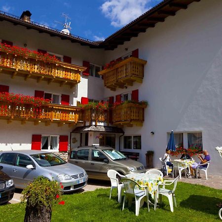 Hotel Garni Tyrolia Campitello di Fassa Exterior foto
