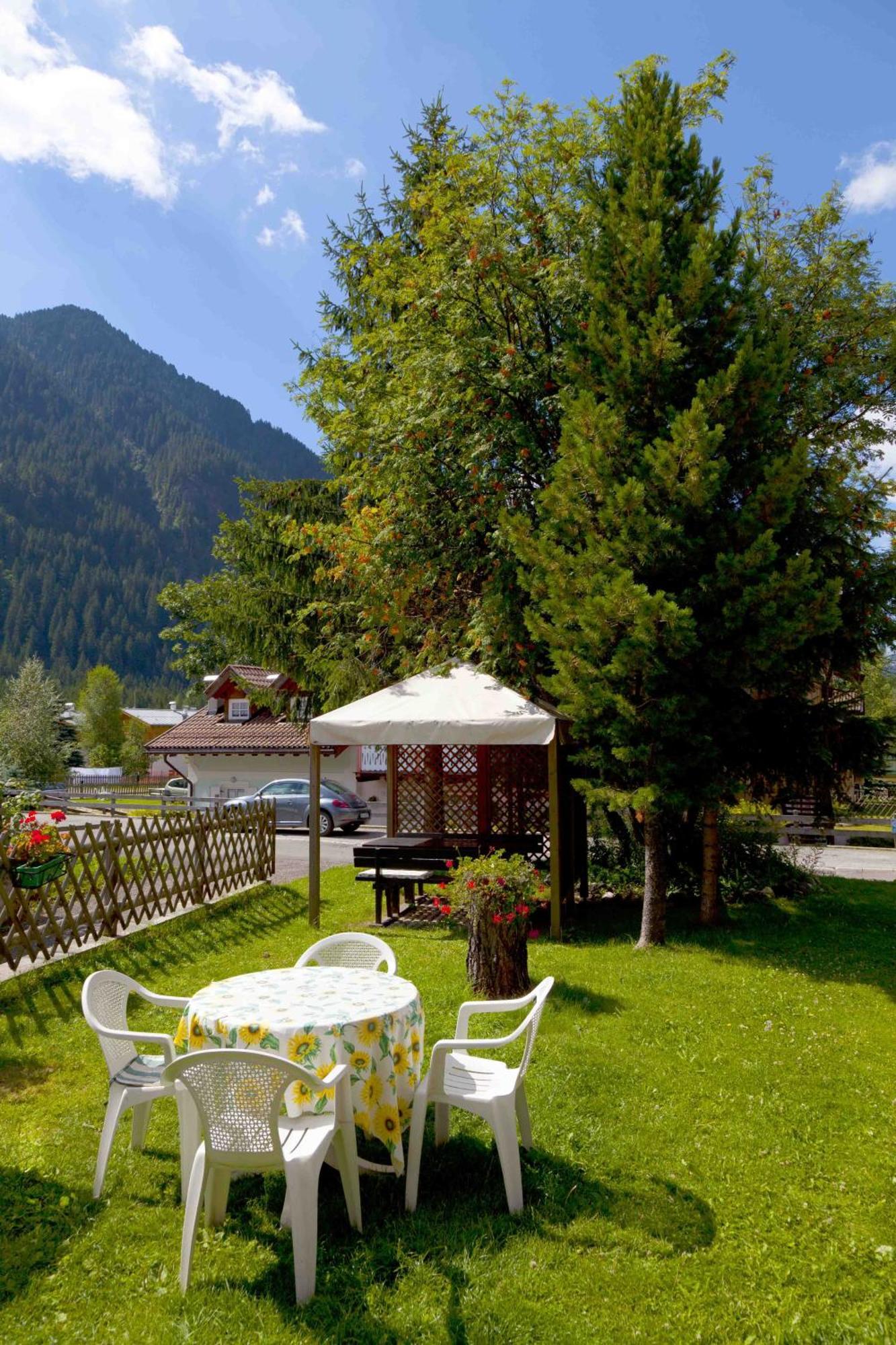 Hotel Garni Tyrolia Campitello di Fassa Exterior foto