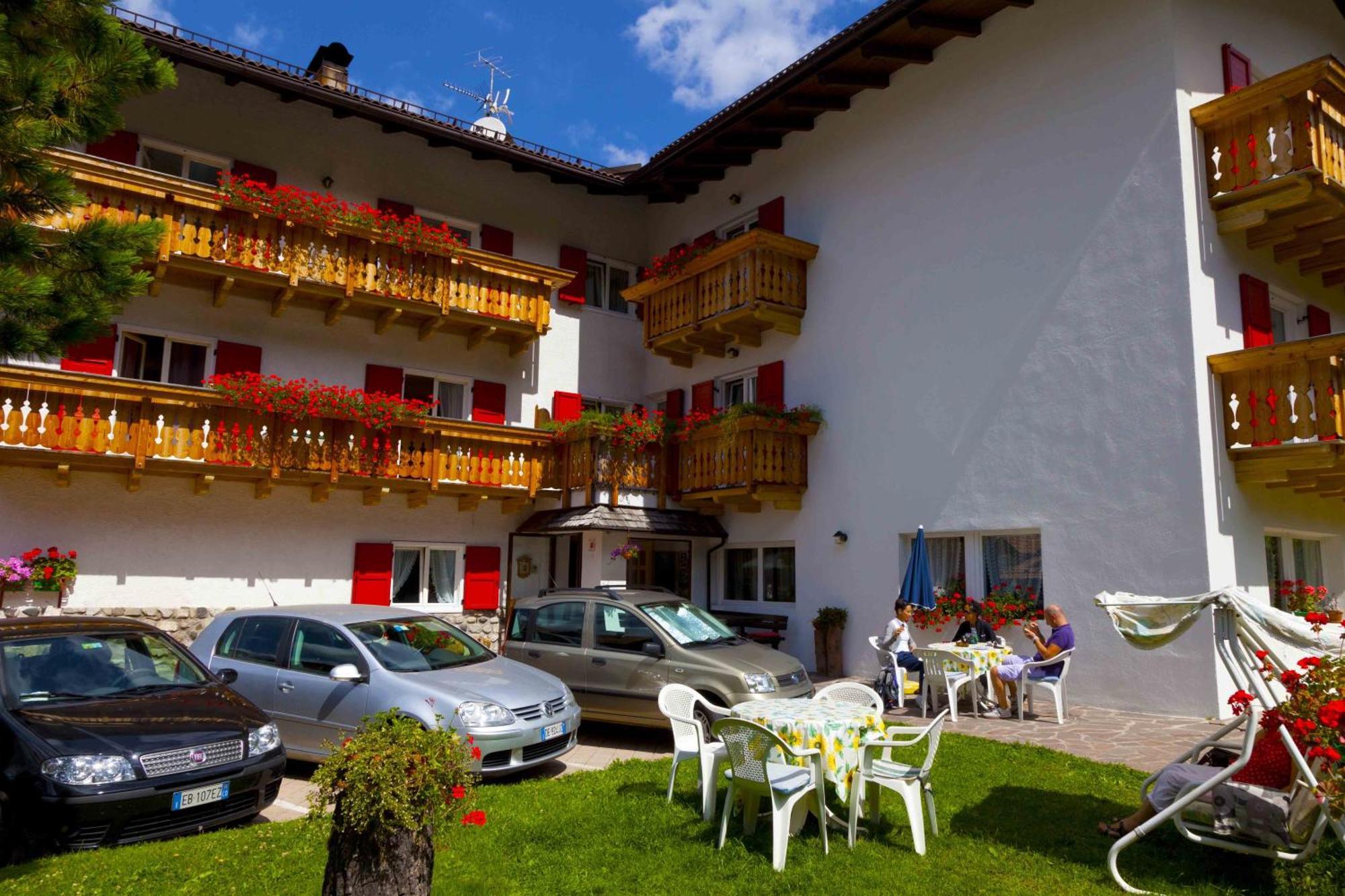 Hotel Garni Tyrolia Campitello di Fassa Exterior foto