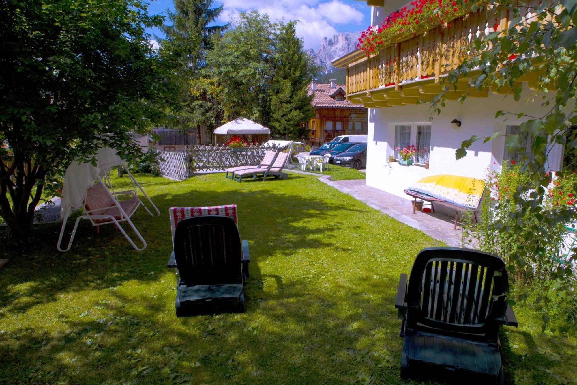 Hotel Garni Tyrolia Campitello di Fassa Exterior foto