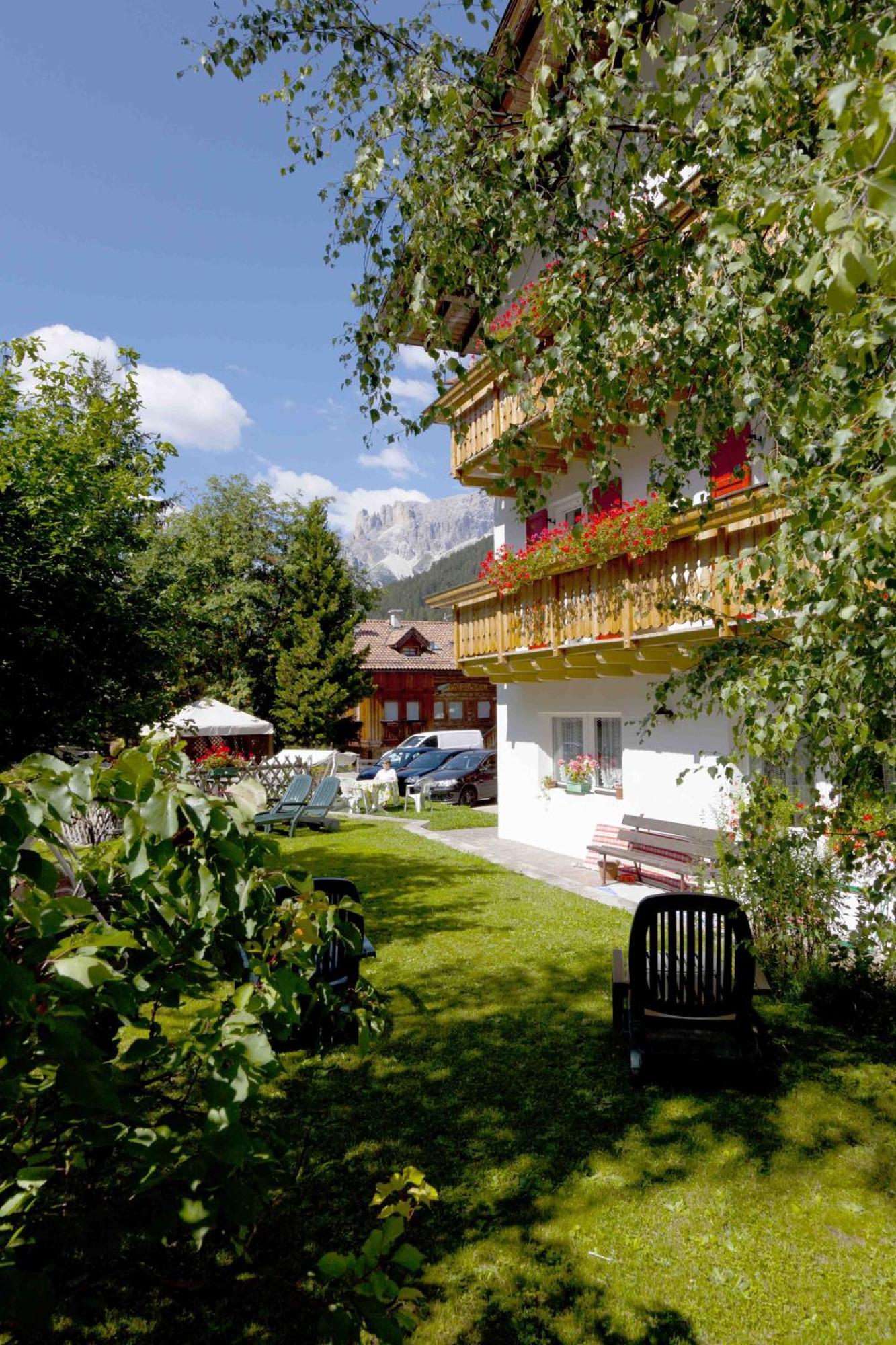 Hotel Garni Tyrolia Campitello di Fassa Exterior foto