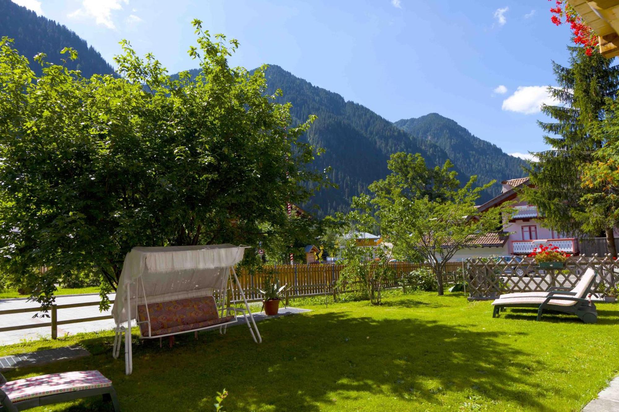 Hotel Garni Tyrolia Campitello di Fassa Exterior foto
