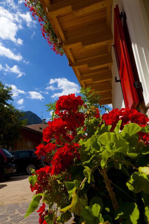 Hotel Garni Tyrolia Campitello di Fassa Exterior foto