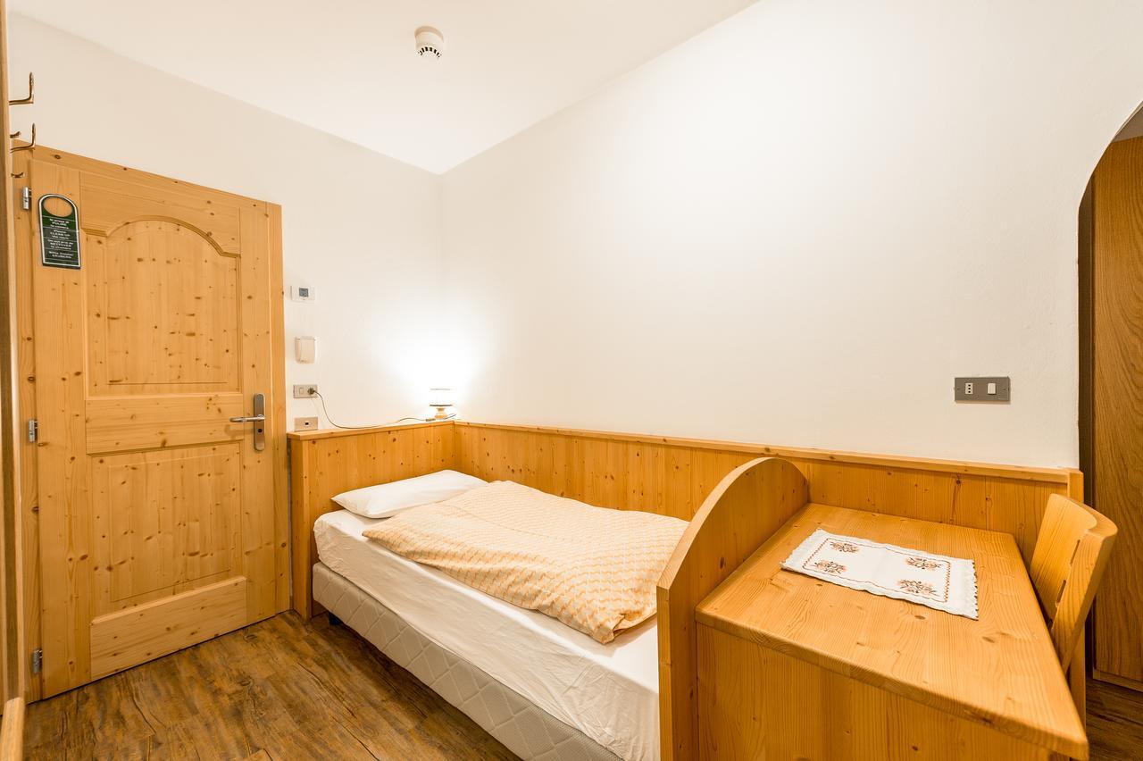 Hotel Garni Tyrolia Campitello di Fassa Exterior foto