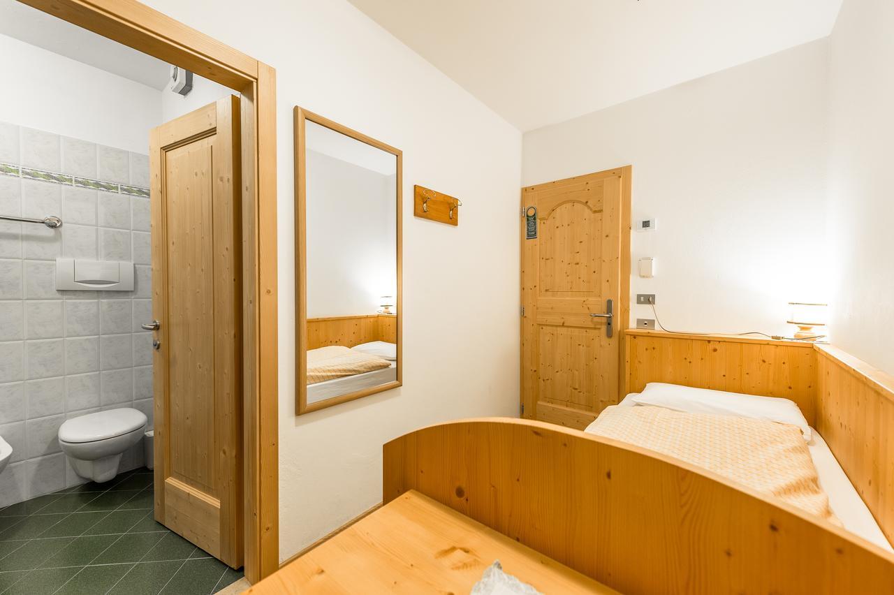 Hotel Garni Tyrolia Campitello di Fassa Exterior foto