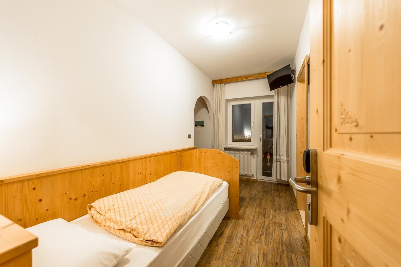Hotel Garni Tyrolia Campitello di Fassa Exterior foto