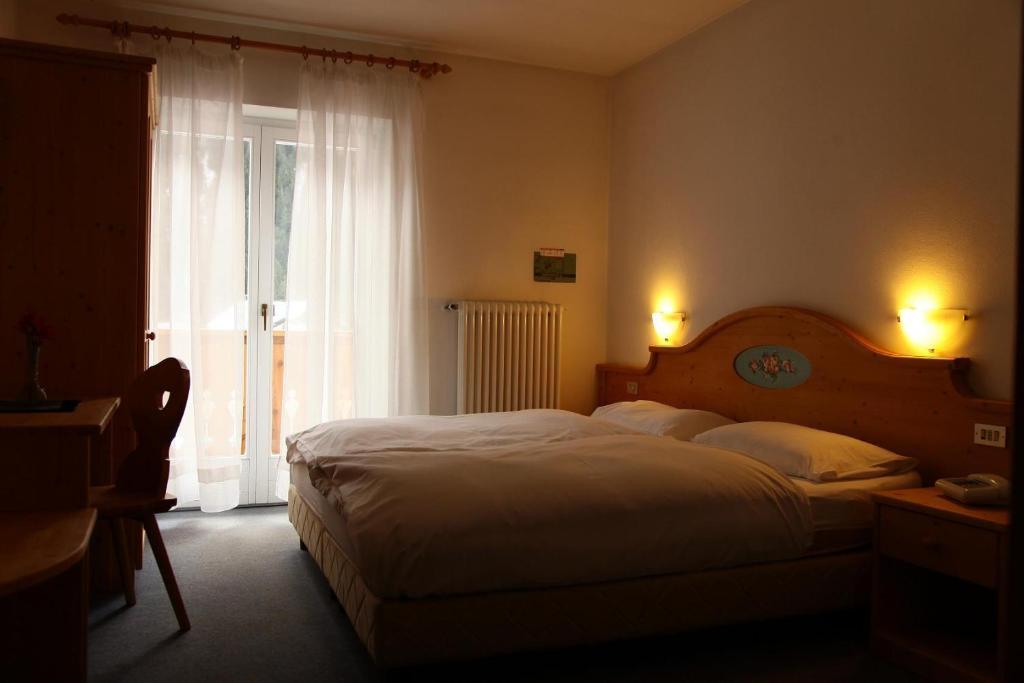 Hotel Garni Tyrolia Campitello di Fassa Habitación foto